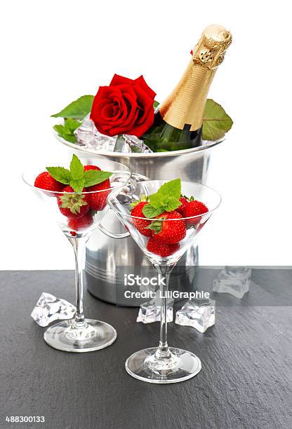 Photo libre de droit de Du Champagne Des Roses Rouges Et Fraises Sur Blanc banque d'images et plus d'images libres de droit de Accord - Concepts