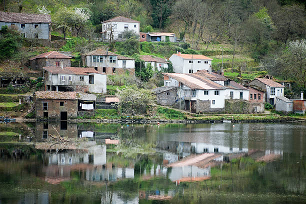 villaggio in riva al fiume - fernando lugo foto e immagini stock