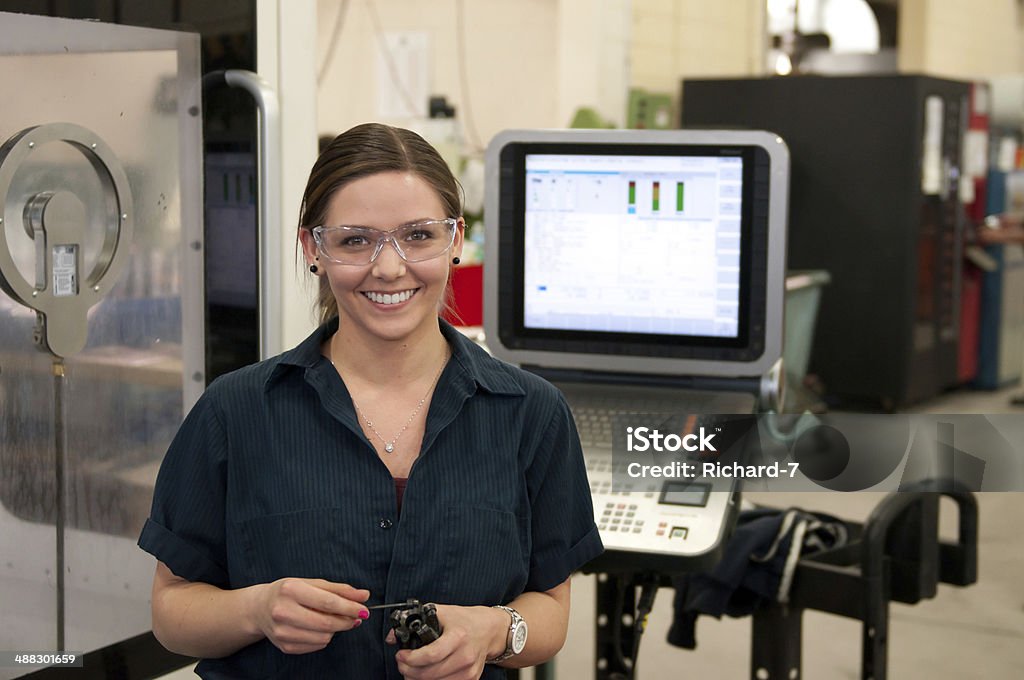 CNC d'atelier femme portant lunettes de sécurité - Photo de Industrie aérospatiale libre de droits