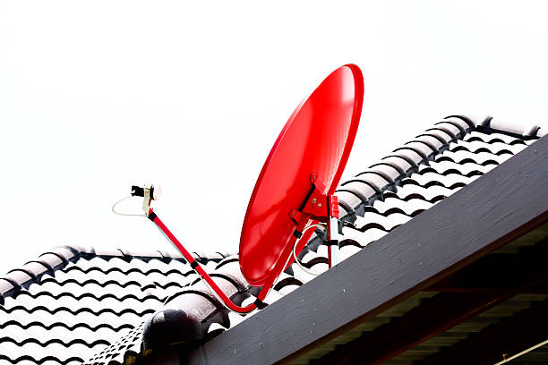 placa de satélite no telhado vermelho - satellite dish television aerial isolated satellite tv imagens e fotografias de stock