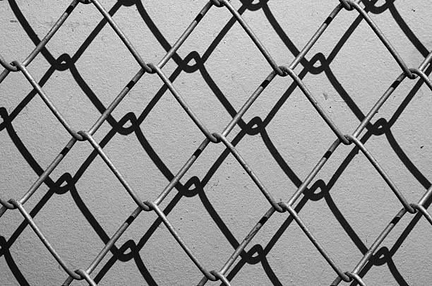 obsolète gris grunge béton fermé avec clôture chain link - mesh netting metal black photos et images de collection