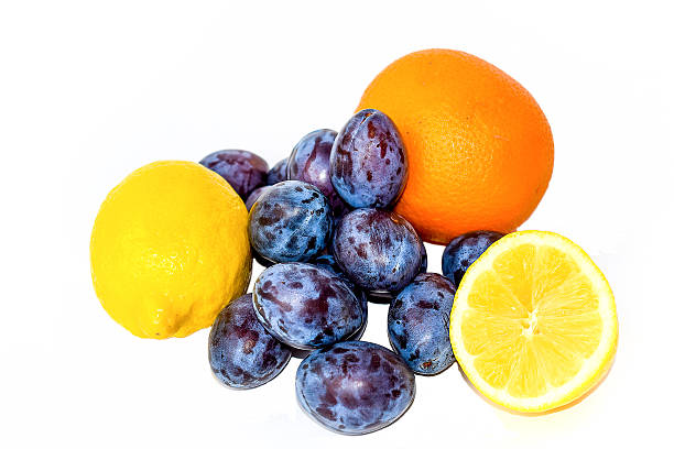 ciruelas, limones y naranjas aisladas en blanco. - plum yellow eating beauty and health fotografías e imágenes de stock