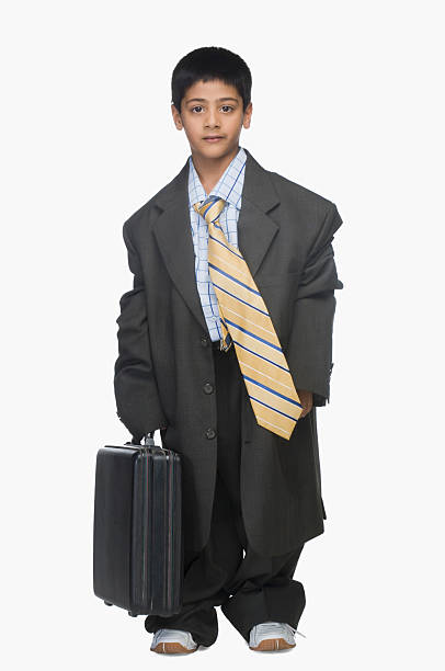 portrait of a boy wearing amplia traje y maletín de almacenamiento - demasiado grande fotografías e imágenes de stock
