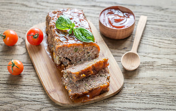 bolo de carne com molho de churrasco na tábua de madeira - meat loaf meat cooked beef - fotografias e filmes do acervo