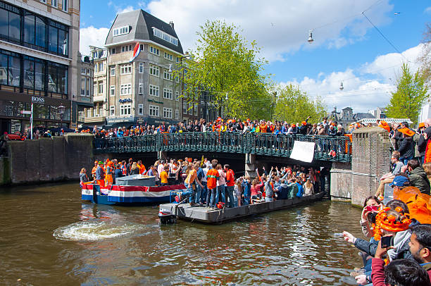 singel amsterdam kanal mit masse der leute auf der brücke. - waterdam stock-fotos und bilder