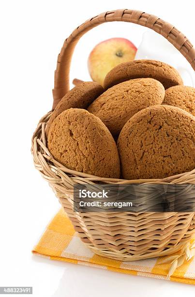 Galletas Dulces Sobre Fondo Blanco Foto de stock y más banco de imágenes de Al horno - Al horno, Alimento, Blanco - Color