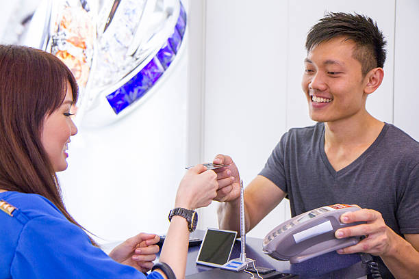 젊은 아시아판 shopkeeper 제공량의 고객 보석품 쇼핑하다 - shopping jewelry chinese ethnicity asian ethnicity 뉴스 사진 이미지