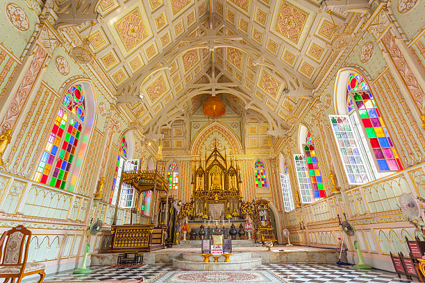 Das wunderschöne Innere der größten Kirche Wat Niwet Thammaprawat – Foto