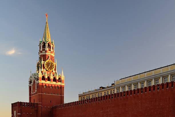 torre spasskaya do kremlin - russia red paving stone moscow russia - fotografias e filmes do acervo