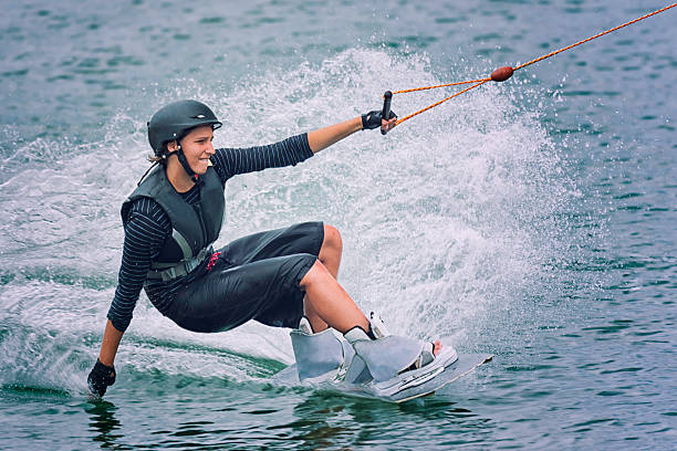 wakeboarding dziewczyna - wakeboarding waterskiing water sport stunt zdjęcia i obrazy z banku zdjęć