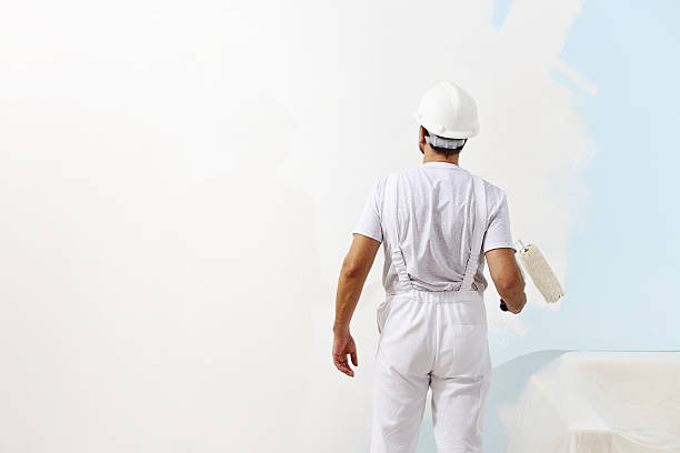 pittore uomo al lavoro con rullo di pittura, parete - painting home improvement decorating cut out foto e immagini stock