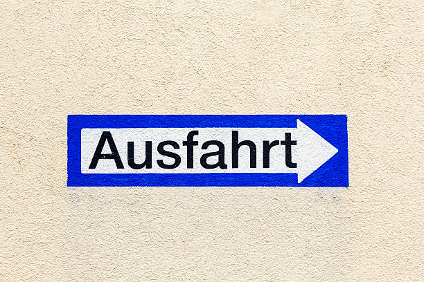 подпишитесь на съезд на немецком, окрашенный на стене - ausfahrt стоковые фото и изображения