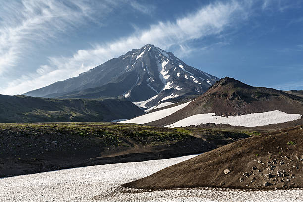 bela koriaksky volcano-vulcão ativo da península de kamchatka - volcano fumarole stone vulcanology - fotografias e filmes do acervo