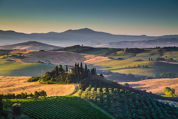 paysage pittoresque de la toscane au lever du soleil, val d'orcia, italie - val dorcia photos et images de collection