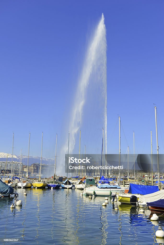 Fontaine avec Jet d'Eau du Lac Léman, Suisse - Photo de Bateau à voile libre de droits