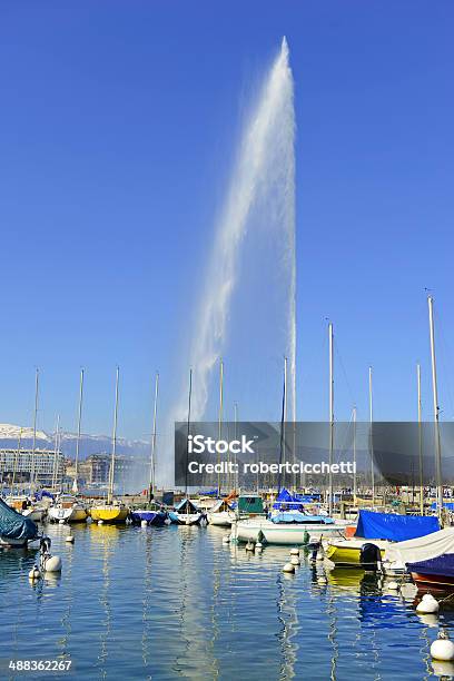 Photo libre de droit de Fontaine Avec Jet Deau Du Lac Léman Suisse banque d'images et plus d'images libres de droit de Bateau à voile - Bateau à voile, Bleu, Culture suisse