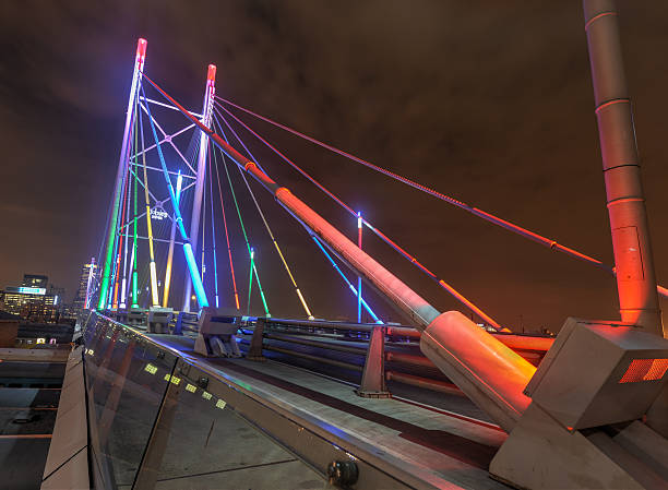 nelson mandela-brücke, johannesburg, sa - johannesburg night skyline dusk stock-fotos und bilder