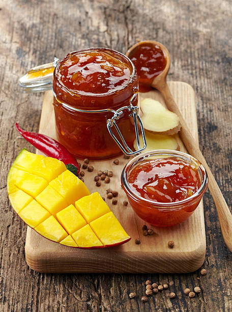jar/망고 처트니 올드 나무 탁자 - gelatin dessert orange fruit marmalade 뉴스 사진 이미지