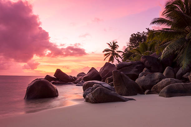 zachód słońca na tropikalnej plaży-natura tło-seszele - seychelles sea lagoon tropical climate zdjęcia i obrazy z banku zdjęć