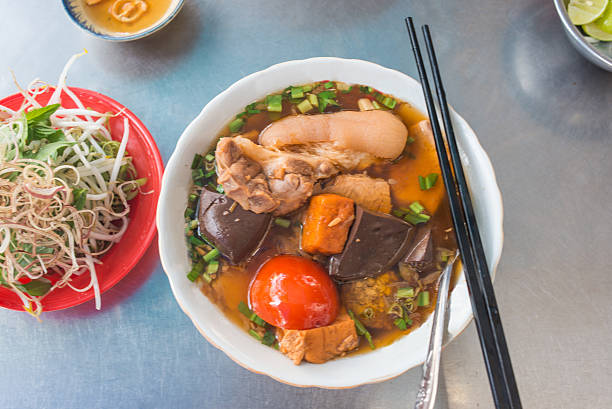 vietnamita zuppa di tagliolini mangiare con porks, verdure e nuoc cham - nuoc foto e immagini stock