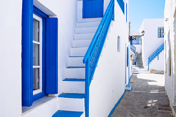 typisch traditionellen griechischen street in weiß und blau-aufenthalt zu weihnachten - steps staircase water doorway stock-fotos und bilder