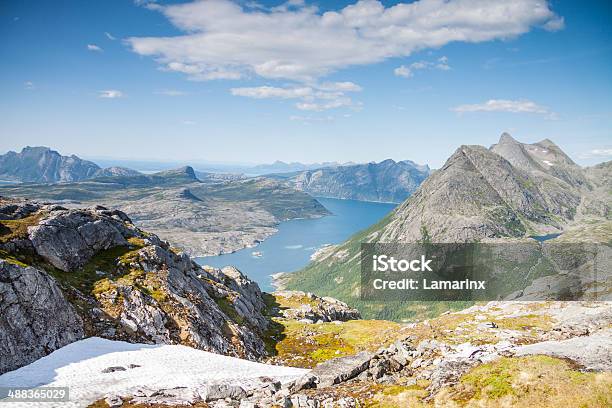 Fiordo Y De Las Montañas En El Norte De Noruega Foto de stock y más banco de imágenes de Aire libre - Aire libre, Azul, Cadena de montañas