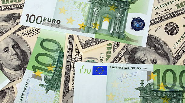 달러, 유로 지폐 - euro symbol 뉴스 사진 이미지