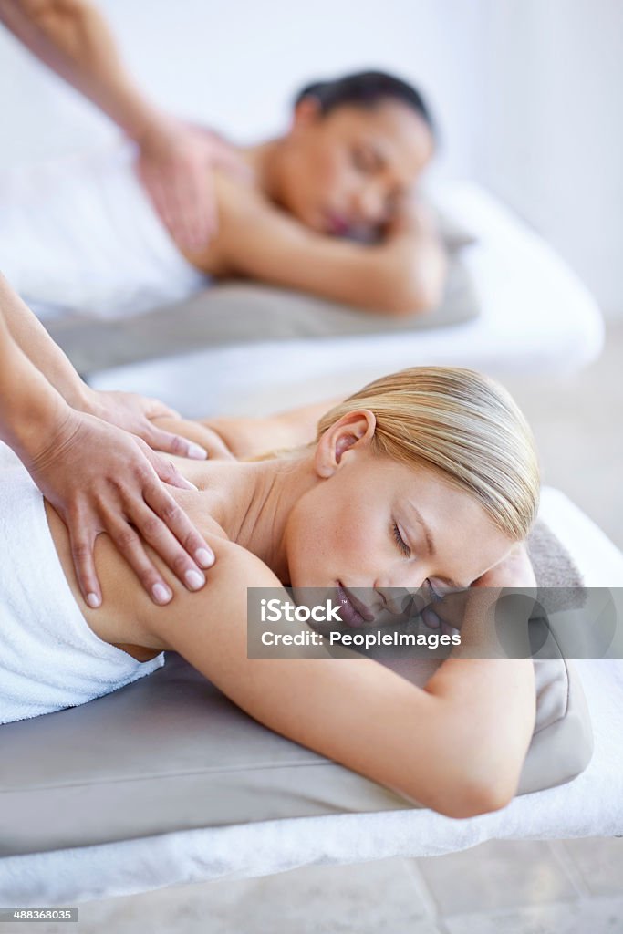 Genießen Sie eine massage mit Ihrem besten Freund - Lizenzfrei Attraktive Frau Stock-Foto