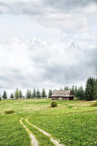 Antiga Casa de Campo em Montanhas - fotografia de stock