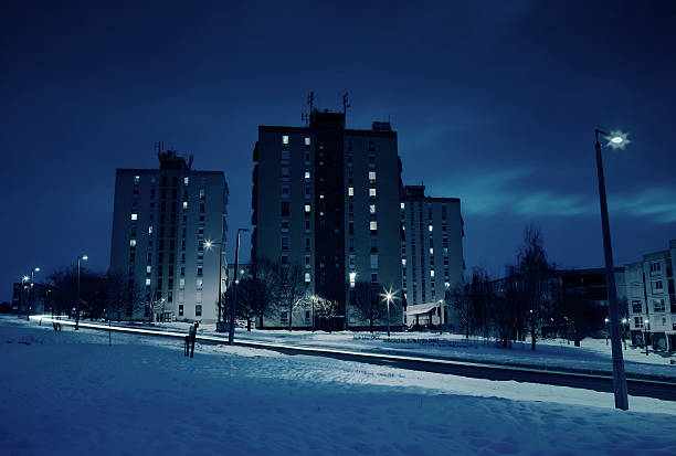 блок квартир на голубое небо в зимний период - winter snow street plattenbau стоковые фото и изображения