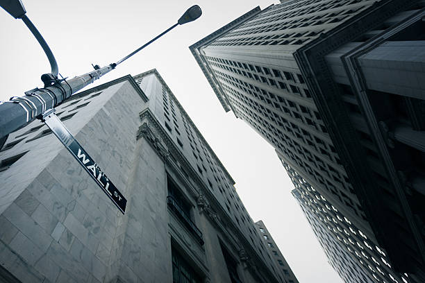 istock Wall street sign 488381546