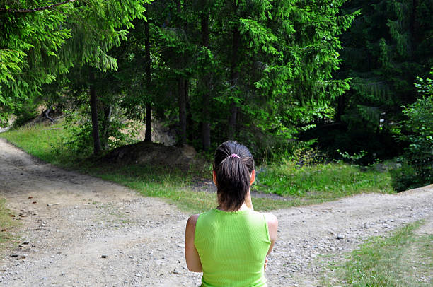 chica con una elección cerca de la calle bifurcada - leaving business landscape men fotografías e imágenes de stock