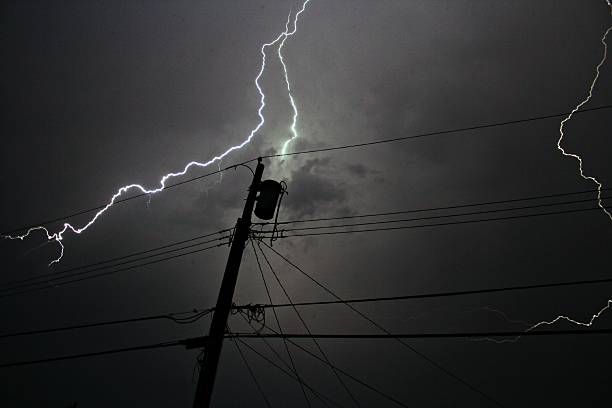 huelga de iluminación - poste telegráfico fotografías e imágenes de stock