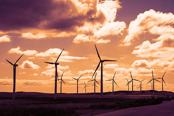 ветер турбины поле на закате, выразительное небо - wind turbine alternative energy fuel and power generation sustainable resources стоковые фото и изображения