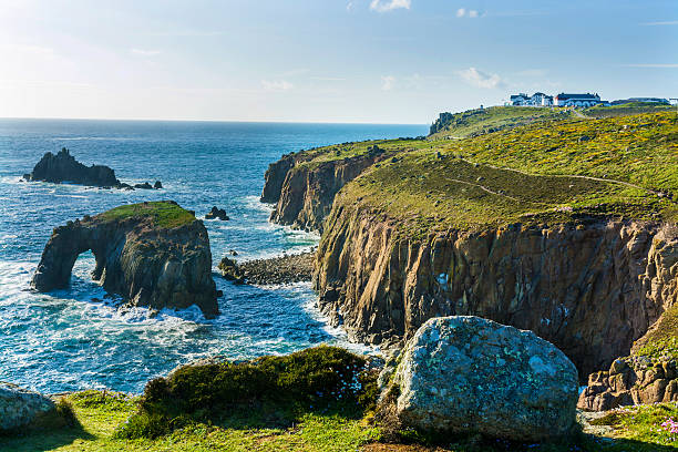 побережье корнуолла lands end - tide rock bay landscape стоковые фото и изображения