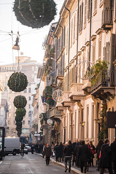 ludzi, sklepów na via monte napoleone, milan - via monte napoleone zdjęcia i obrazy z banku zdjęć