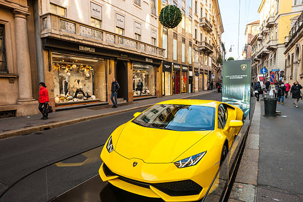 żółty lamborghini wyświetlane na via monte napoleone, milan - via monte napoleone zdjęcia i obrazy z banku zdjęć