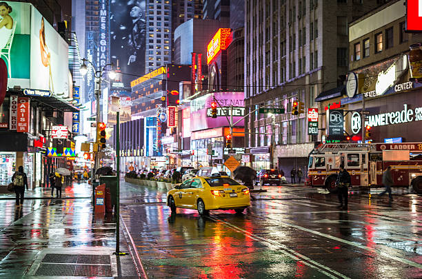 pioggia notte di times square a new york - fusgänger foto e immagini stock