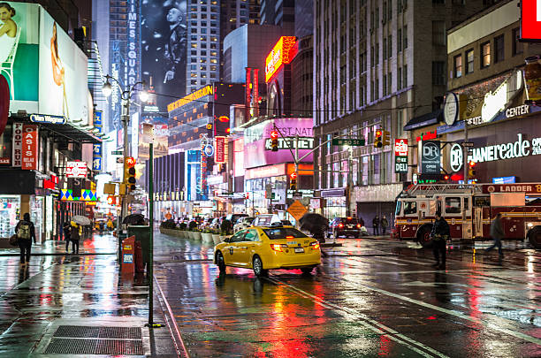 nyc times square chuva diária - fusgänger - fotografias e filmes do acervo