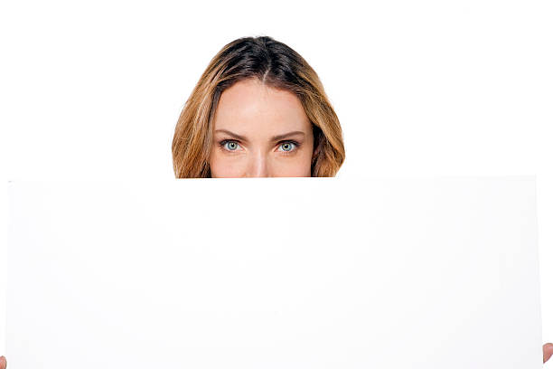 donna mostrando lavagna bianca - advertisement advertise businesswoman peeking foto e immagini stock