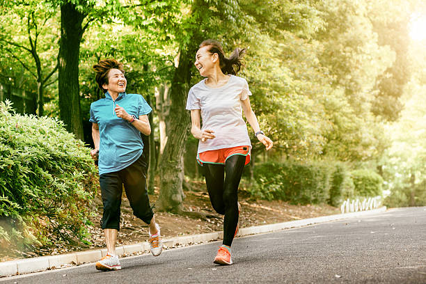 japonais running femmes seniors - running jogging asian ethnicity women photos et images de collection