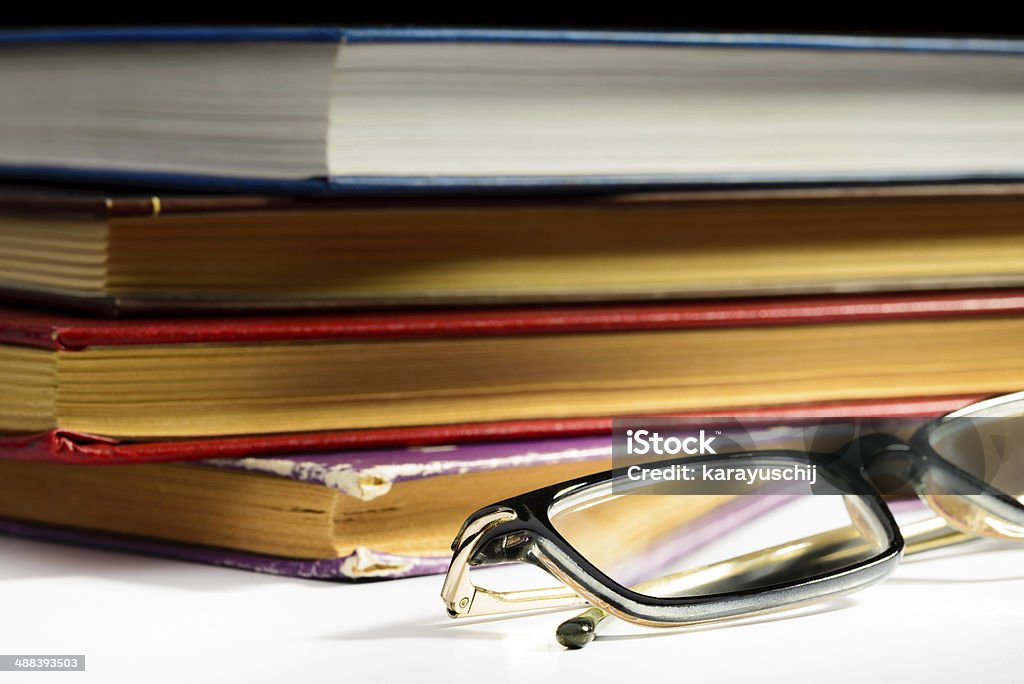 Libros y gafas - Foto de stock de Aprender libre de derechos