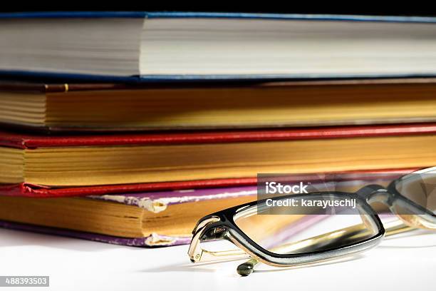 Libri E Occhiali - Fotografie stock e altre immagini di Bianco - Bianco, Biblioteca, Carta