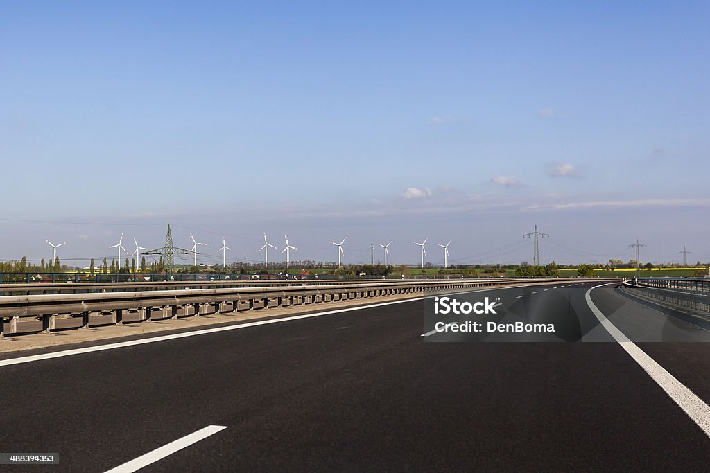 Strada bianco windmillpark - Foto stock royalty-free di Ambientazione esterna