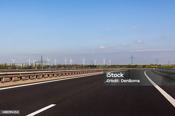 Strada Bianco Windmillpark - Fotografie stock e altre immagini di Ambientazione esterna - Ambientazione esterna, Ambiente, Asfalto