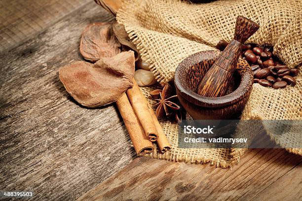 Estrela De Anis E Canela Em Grãos De Café - Fotografias de stock e mais imagens de Aniagem de Cânhamo - Aniagem de Cânhamo, Anis, Antigo