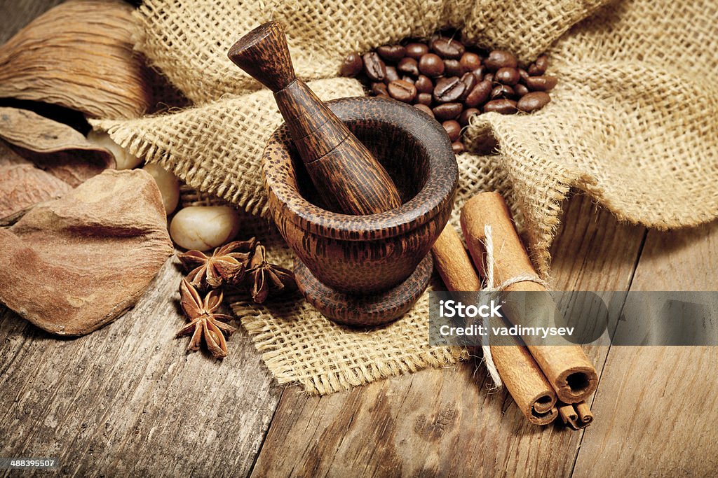 Canela, estrela-de-anis e grãos de café - Foto de stock de Aniagem de Cânhamo royalty-free