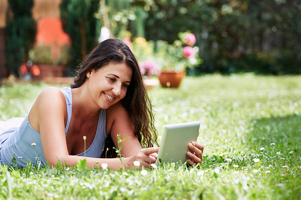 istock Shopping online in the garden 488404472