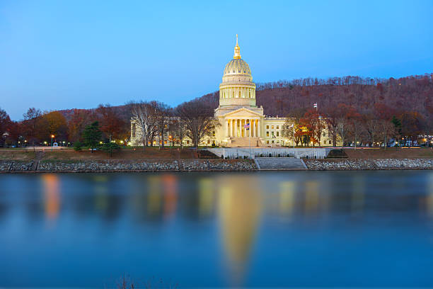 state capitol che riflette nel fiume kanawha charleston, west virginia - kanawha foto e immagini stock