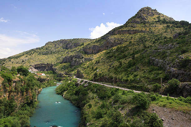 paisagem de montanha com o rio montanha turbulenta no desfiladeiro - salta province - fotografias e filmes do acervo